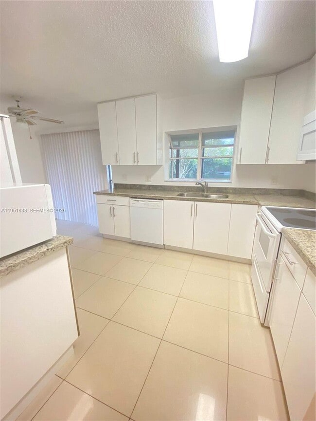 Building Photo - 654 Woodgate Cir