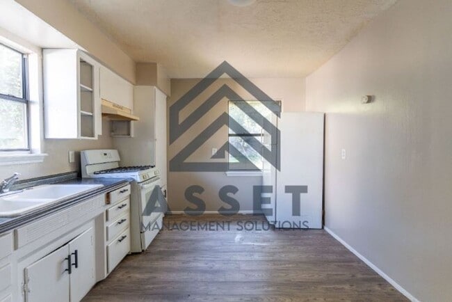 Building Photo - Cute 4 bedroom House