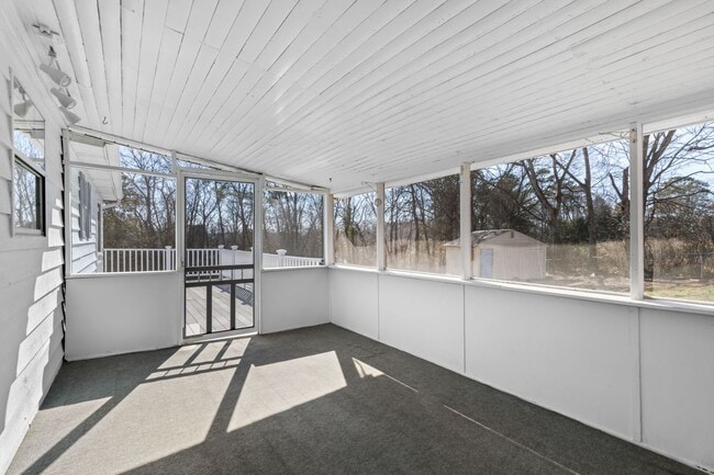 Building Photo - TOTALLY UPDATED 3 BEDROOM HOUSE IN WEST KN...