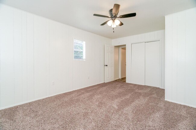 Building Photo - Super nice 5 Bedroom 3 bath property for r...