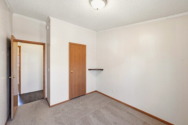 Building Photo - $2,595.95, 5 bed, 3.5 bath with a fenced back yard
