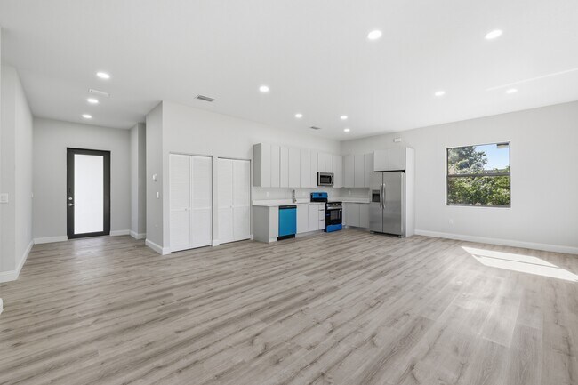 Building Photo - 825 Carbon St E