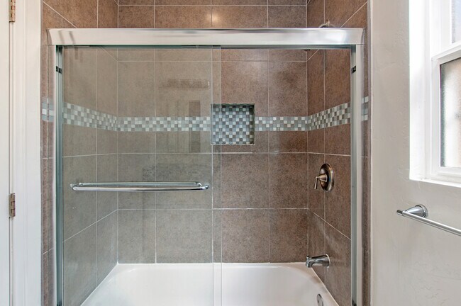 Building Photo - 2 BD/1 BA UPSTAIRS APARTMENT IN CROWN POINT 2 BLOCKS TO SAIL BAY W/ DEDICATED PARKING! $2,995/mo!