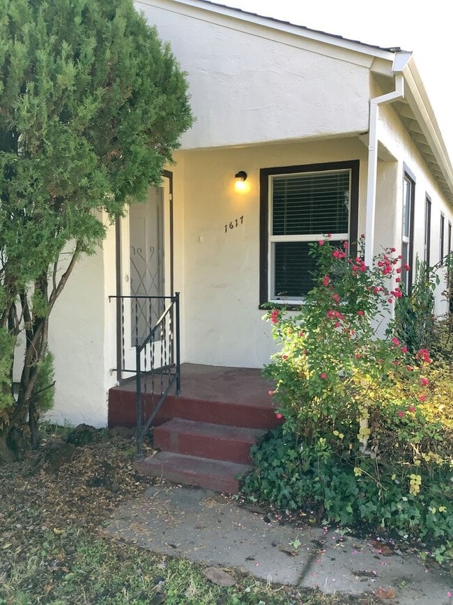 Building Photo - Cozy and Spacious 2-Bedroom House!