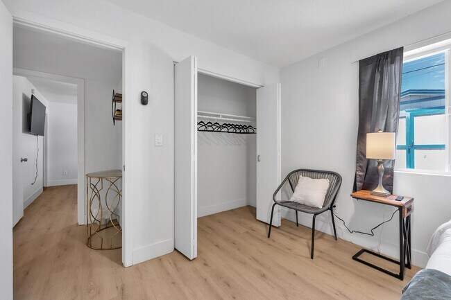 Building Photo - 1510 W 7th Dr