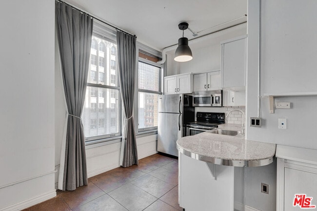 Building Photo - 215 W 7th St