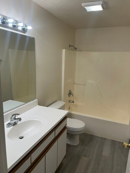 Building Photo - 933 NW Cains Rd