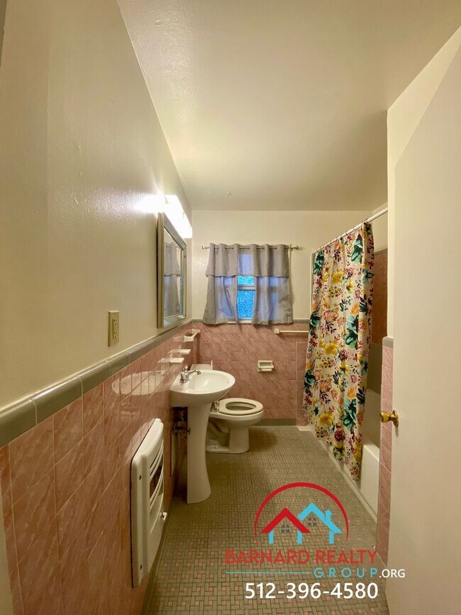 Building Photo - Available Now: 2 bed/1 bath with Fenced Ya...
