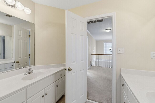 Building Photo - 330 Gardenia Dr