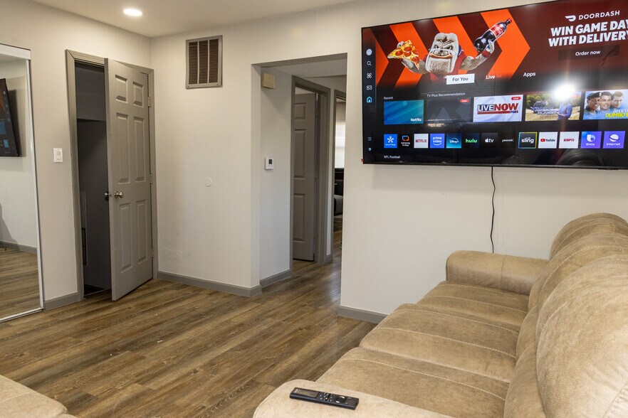 Building Photo - 1420 Villa Ct