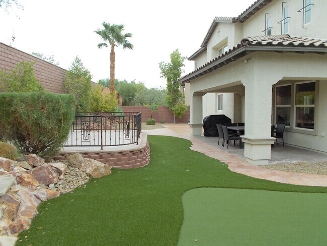 Building Photo - Spacious 4 Bed / 5 Bath Two-Story Home wit...