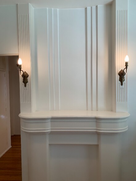 Building Photo - 520-522 N Rossmore Ave