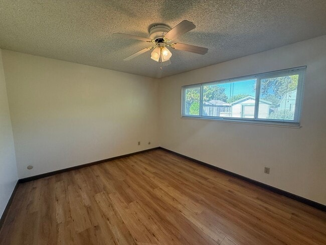 Building Photo - 3 bed 2 bath home available now!