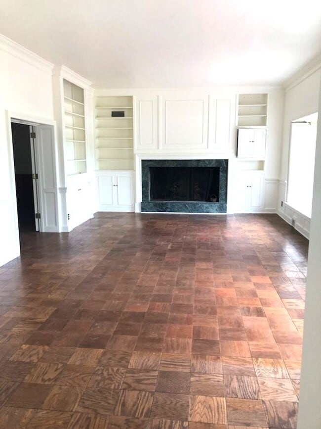 Building Photo - Vintage Style Home on Large Estate A Must See