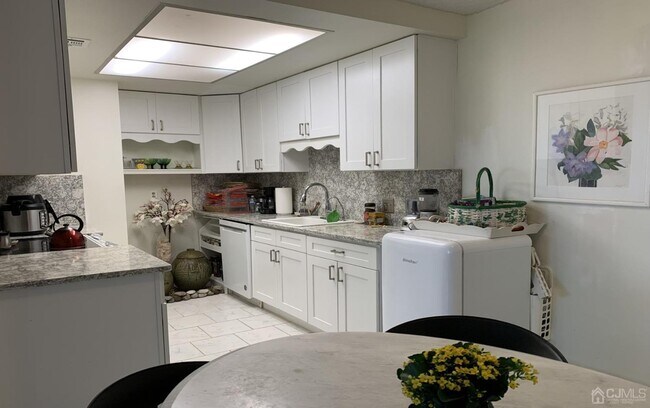 Building Photo - 301B Sharon Way