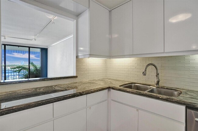Building Photo - 3 Grove Isle Dr