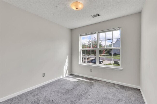 Building Photo - 6300 Hickory Ln Cir