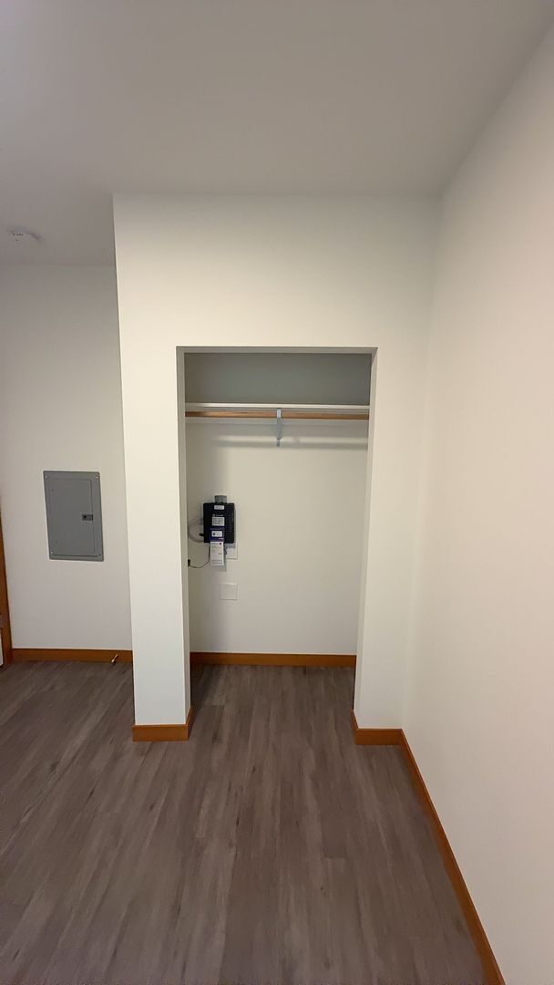 Building Photo - 1200/1210 Billy Frank Jr St - 1210 #103 Room 1 (Rooming Unit)