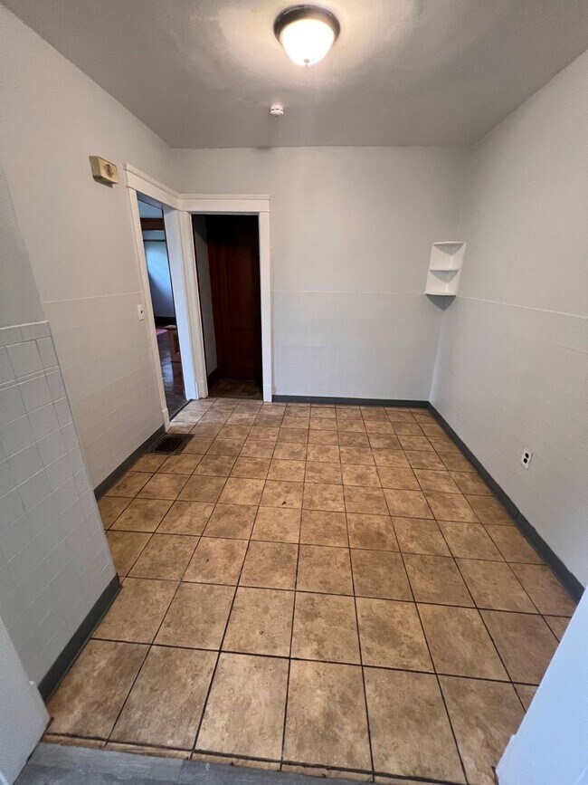 Building Photo - Fully Renovated 4 Bed Home in Cleveland He...