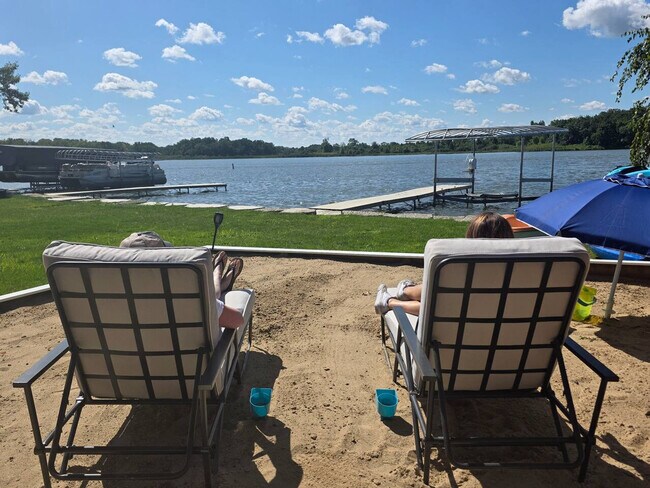 Building Photo - 525 Circle Dr