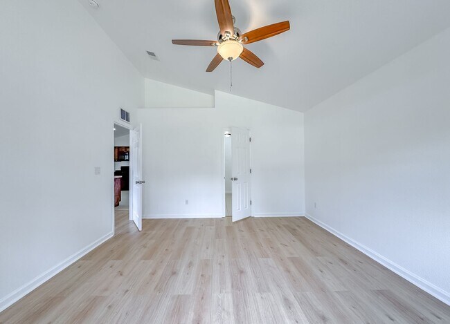 Building Photo - Renovated 3/2 House w/ New Paint/Flooring,...