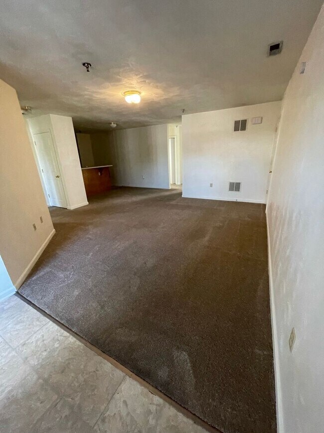 Building Photo - 4 Bedroom 2 Bath Apartment Top Floor