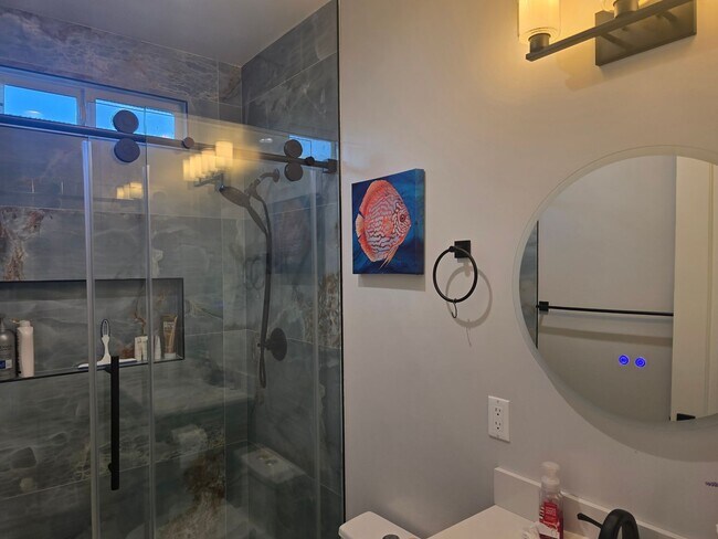 Building Photo - Fully Furnished 2 Bed, 2 Bath Townhome – 5...