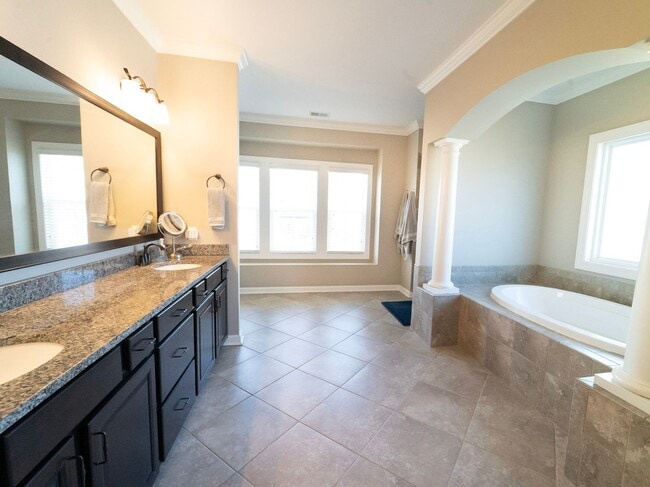 Building Photo - Elegant Richmond Hill Home with Screened Patio & Lagoon Views