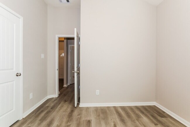 Building Photo - 15153 Meadow Glen S