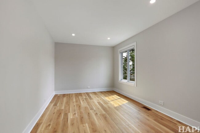 Building Photo - 1335 Cove Dr