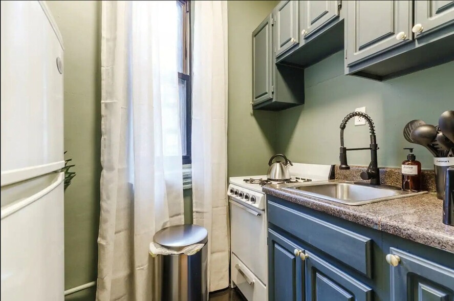 Building Photo - 104 W 83rd St