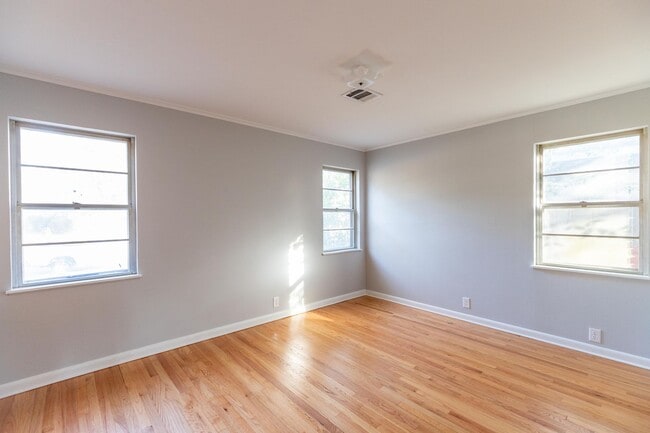 Building Photo - Large 3-Bed, 1-Bath Home on Anderson Island – Newly Remodeled!