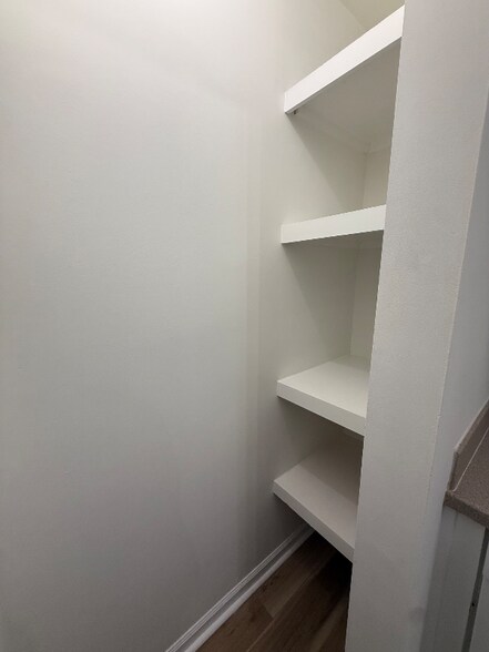 Building Photo - 341 W Coleman Blvd