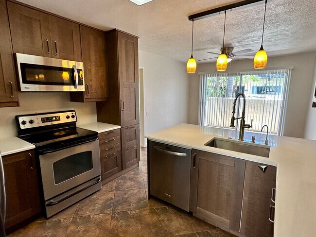 Building Photo - 3266 Loma Riviera Dr