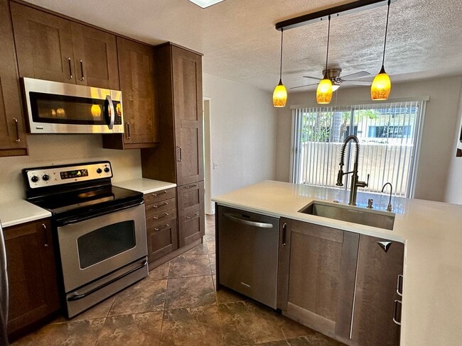 Building Photo - Spacious, Upgraded, 3 Bedroom 2.5 Bath Con...