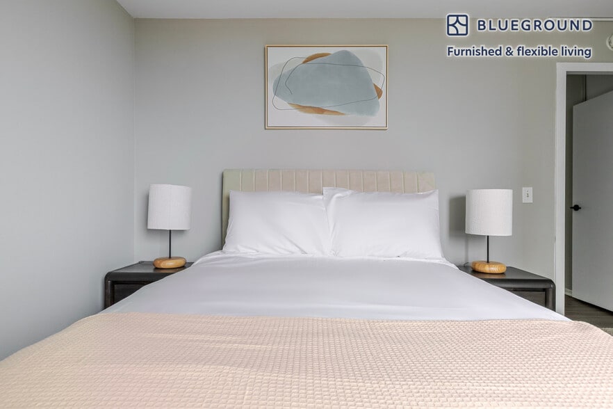 Building Photo - 3450 N Lake Shore Dr