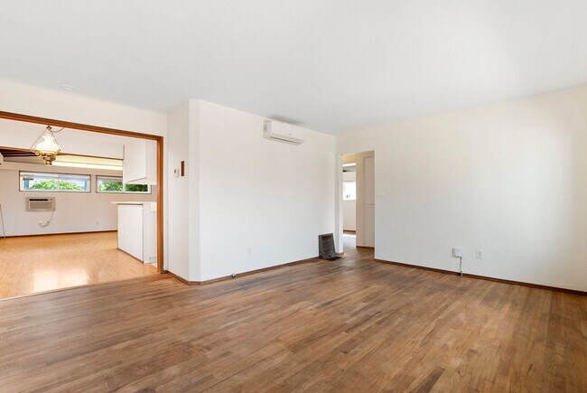Building Photo - Large 3 Bedroom 2 Bathroom House in La Mesa!
