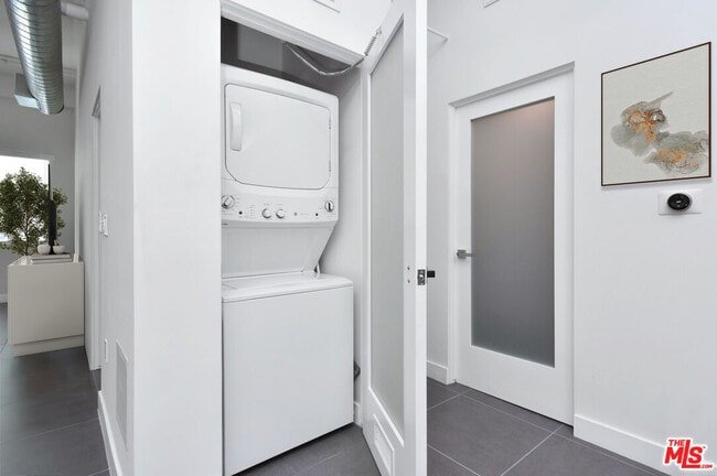 Building Photo - 939 S Broadway