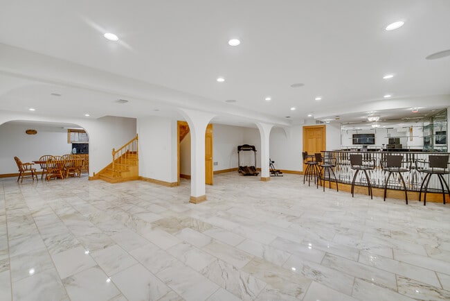 Building Photo - 9131 Delphia St