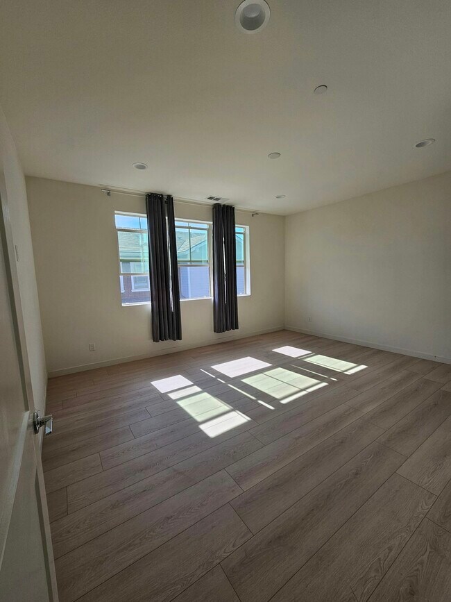 Building Photo - 1969 Cottage Dr