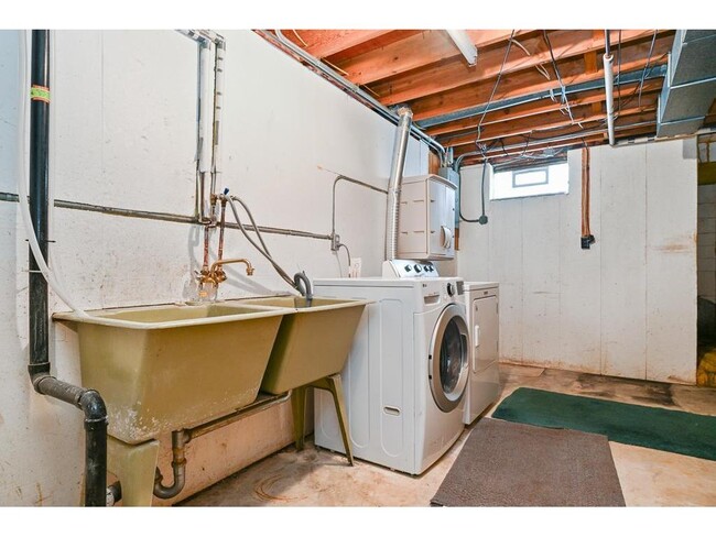 Building Photo - 10517 Quebec Ave N