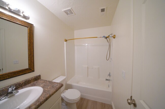 Building Photo - Remodeled 3 Bed / 2.5 Bath Townhome in Great Location