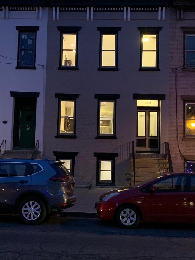 Building Photo - 293 Lark St