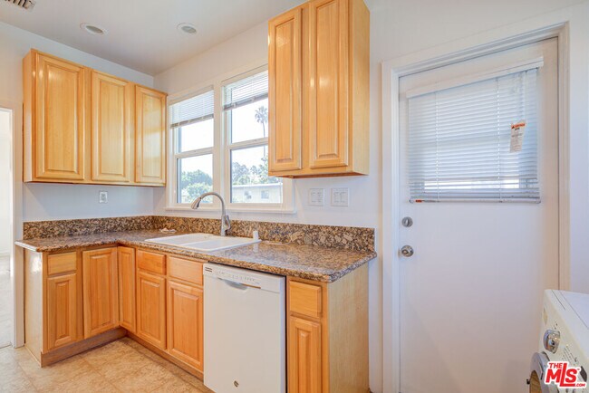 Building Photo - 1447 N Vista St