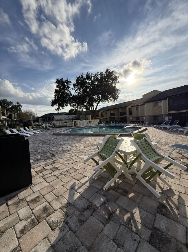 Building Photo - 942 N Lake Destiny Rd