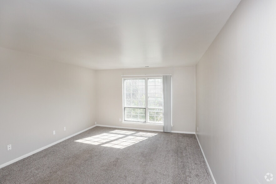 1BR, 1BA - 626 SF - Golfview Apartments