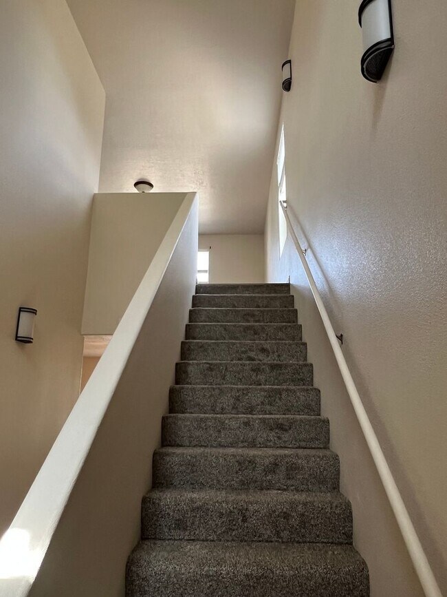 Building Photo - Oversized Townhome in Town!