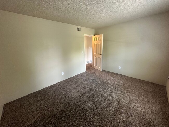Building Photo - Location! Location! 2-bed 2-bath condo ove...