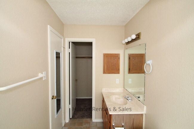 Building Photo - Two Story Willowsprings Home