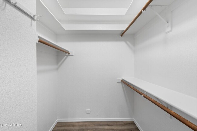 Building Photo - 8841 E Meadow Hill Dr